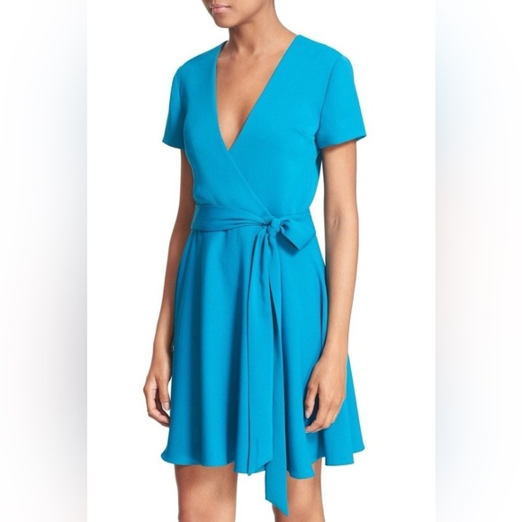 Alice + Olivia Adrianna Short Sleeve Faux Wrap Dress in Dark Turquoise Size 4 - Picture 4 of 10